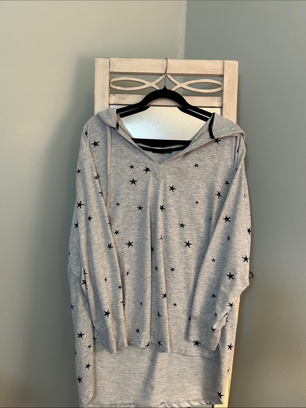 Jane and Delancey Light Gray Star-Print V-Neck Hoodie
